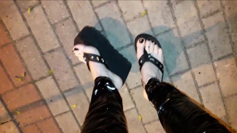 Heelex: Lateks taytlı ve seksi platformda bir sokakta travesti
