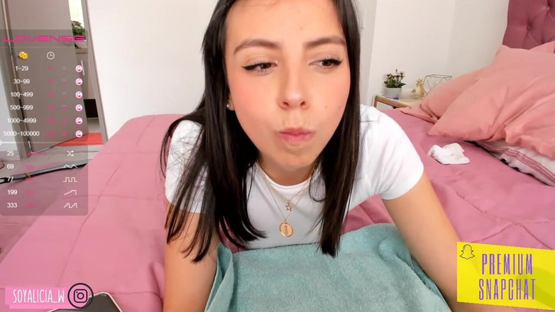 Cute Alice: Roztomilá Alice klečí před vámi, její tvář zbožní tvého ptáka,...