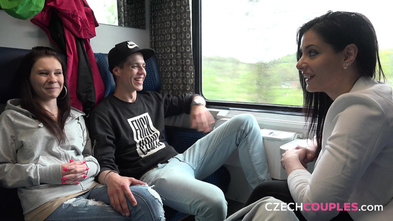 Czech Couples: Couples tchèques 26 : des couples excités baisent dans le train