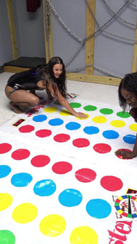 Cinturón lésbico en follada hardcore - twister se vuelve salvaje - Evelin Stone