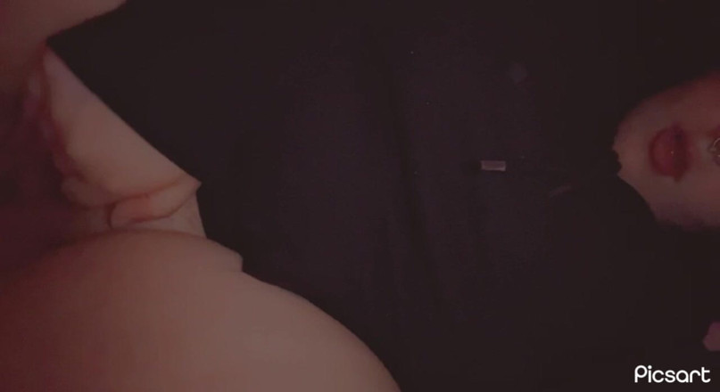 Mushroombitchx: Aku lagi asik ngusap memekku dengan hoodie pacarku
