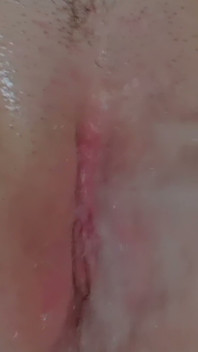 Orgasmus ve sprše - přírodní brunetka si hraje ve sprše