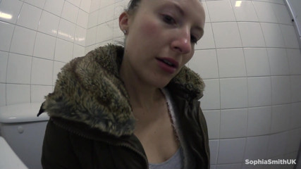 All Sexy Vids: Umkleidekabinen pinkeln