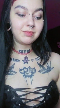 Seksi alternatif esmer köpüklü su içiyor ve geğiriyor