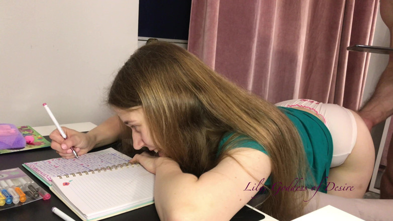 Lily, Goddess of Desire: Stiefvater, provoziert vom Hintern eines Teenagers, der ihre Hausaufgaben macht,...