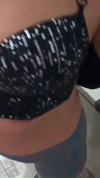 Camisa de abajo manchada de semen y follada áspera en la cara, dedos anales y final desordenado