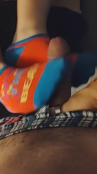 Ateşli küçük ayakla muamele - pembe ve mavi kızların çoraplı seksi - çoraplara boşalma