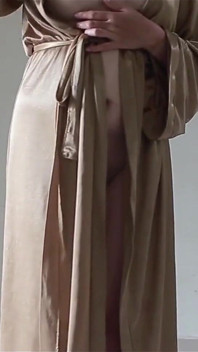 Une Tobrut indonésienne porte une robe en satin sexy pendant qu’elle baise