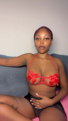 MILF room: Pokazuje mój sexy hebanowy wygląd Sugardaddy