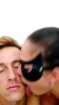 Domina leckt ihr gesicht