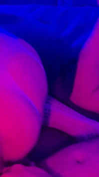 Réel, une petite amie taille une pipe profonde à son copain - amateur maison