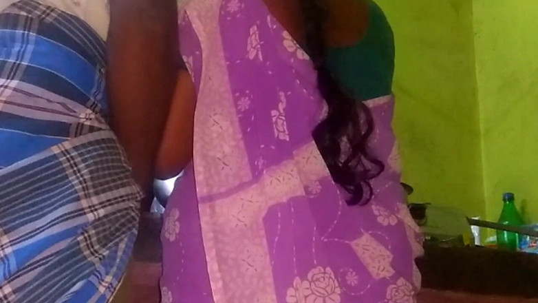 Desi Sathiya: Sesso nella sala da cucina dell'insegnante tamil con una sega...