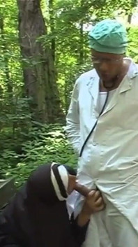 Parodi hot dan pedas dientot di luar ruangan sampai dicrot sperma hangat di luar ruangan