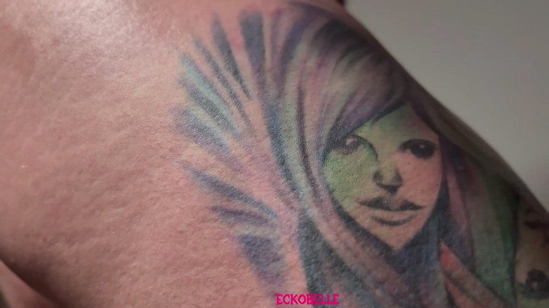 Ecko Belle: 油まみれの尻と胸が揺れる