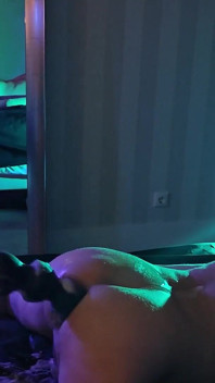 Extrémní Neon UV An Fisting s Adelinou Noir a Fistdude