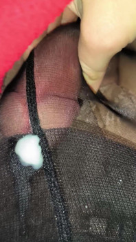 Ich Fand Diese Dünnen Schwarzen Strumpfhosen Im Dessous-schrank Der Mutter Meiner Freundin, Zog Sie Sofort in Ihrem Zimmer