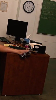 Alyson Mckenzie Sentiasa Dalam Telefonnya