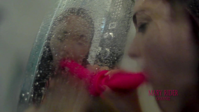Spicy Lab Production: Mary Rider pega na câmera enquanto toma banho e se...