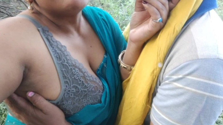 HotGirl21: hot ganv ki bhaabhi jangal men akeli hai aur use...