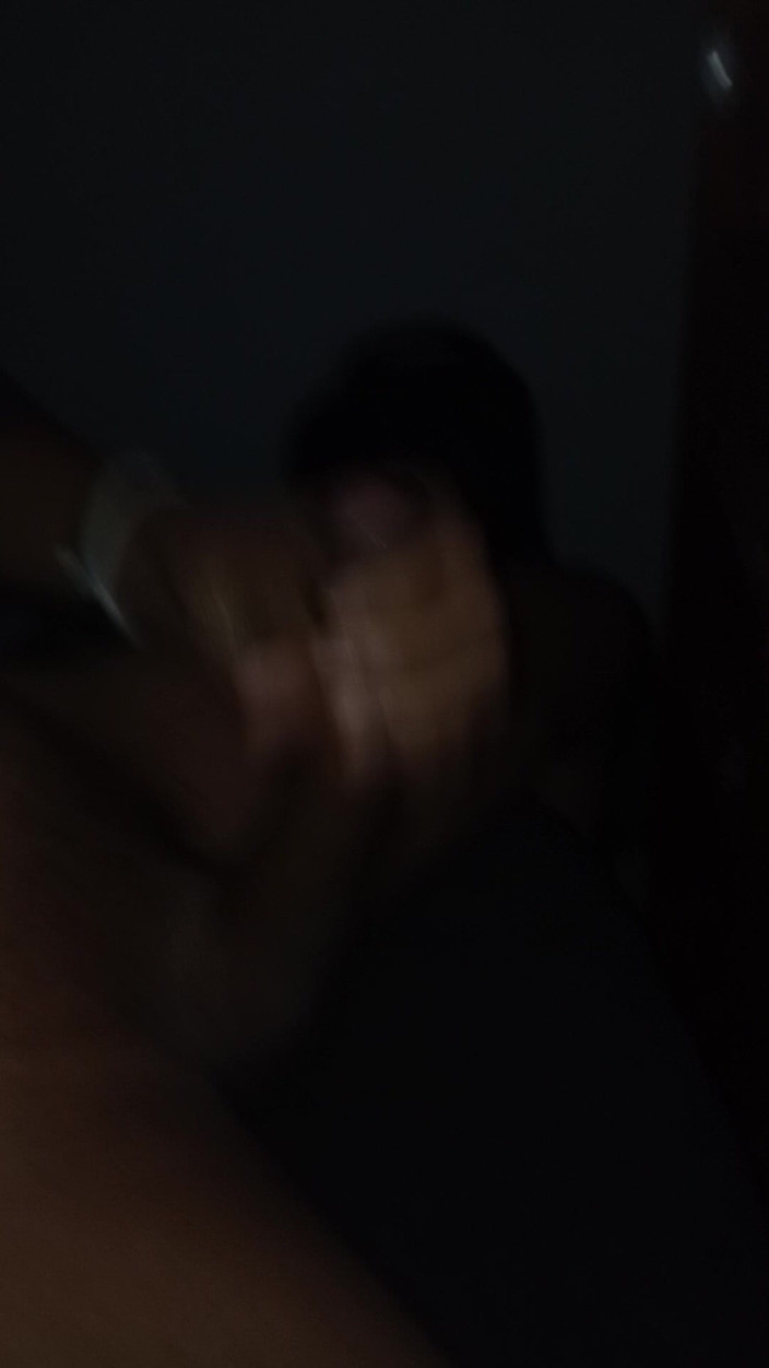 Alw04: 暗闇の中でのオナニー