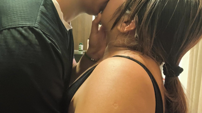 Moo DBOXXX: Una Sesión De Besos Con Madre Soltera, Ella Está Loca