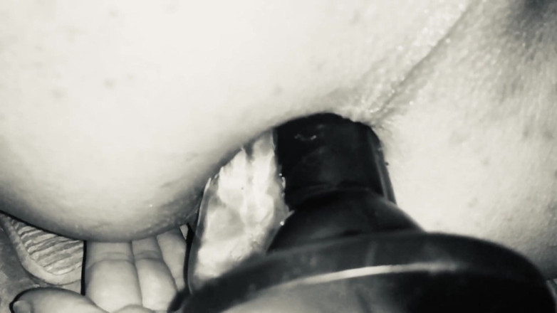 Rossie CD Femdom: De dame stopt twee dildo's in het gat
