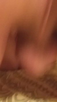 Magere babe vingert strakke kut tot een explosief orgasme