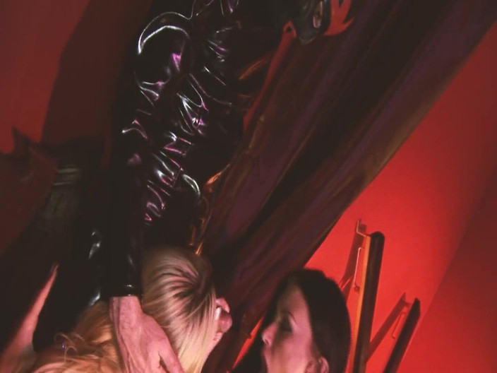 The Window of Sex: Adegan Kumpulan Seksual 4: Si blonde dan si rambut coklat dengan...