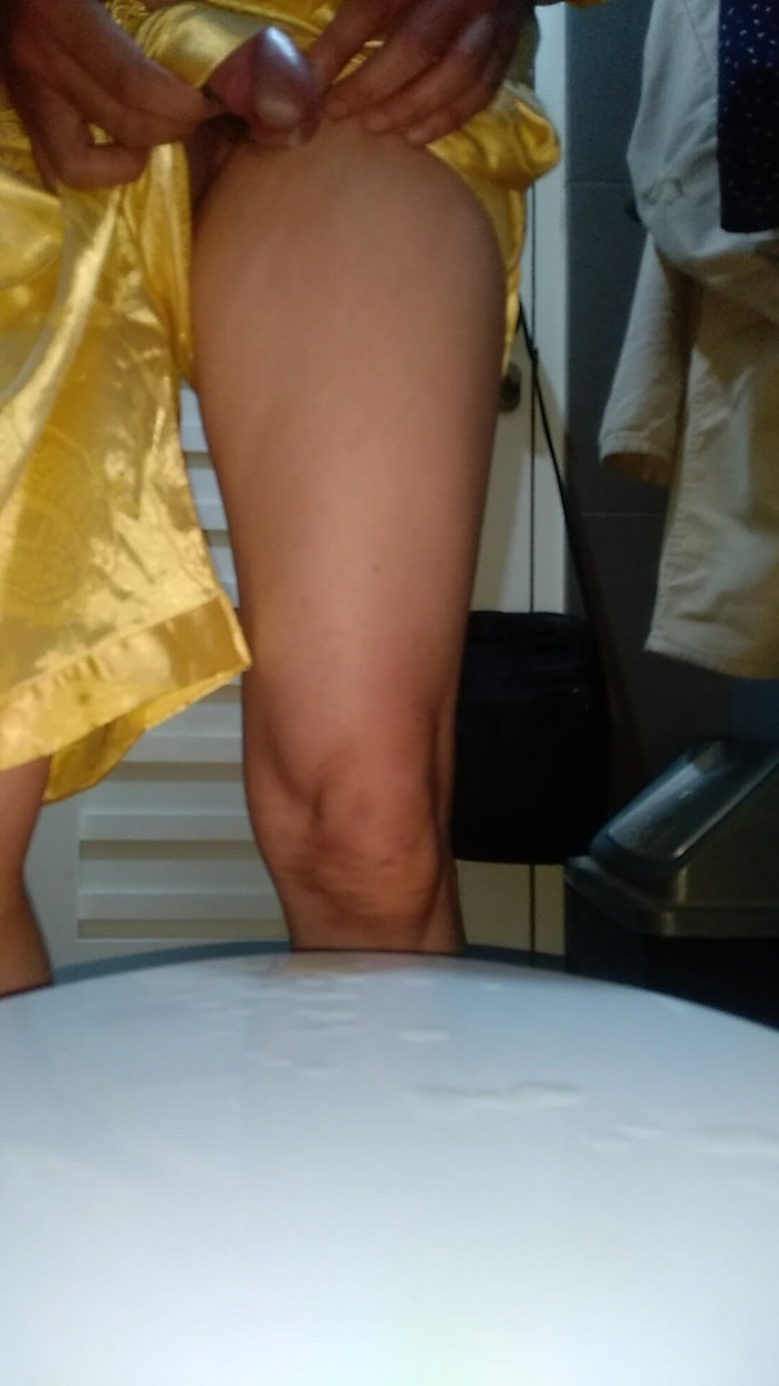 Naomisinka: Crossdresser mrdka v saténové pyžamě