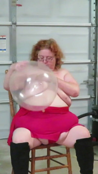 Il mio culo grasso scoppia degli enormi palloncini chiari