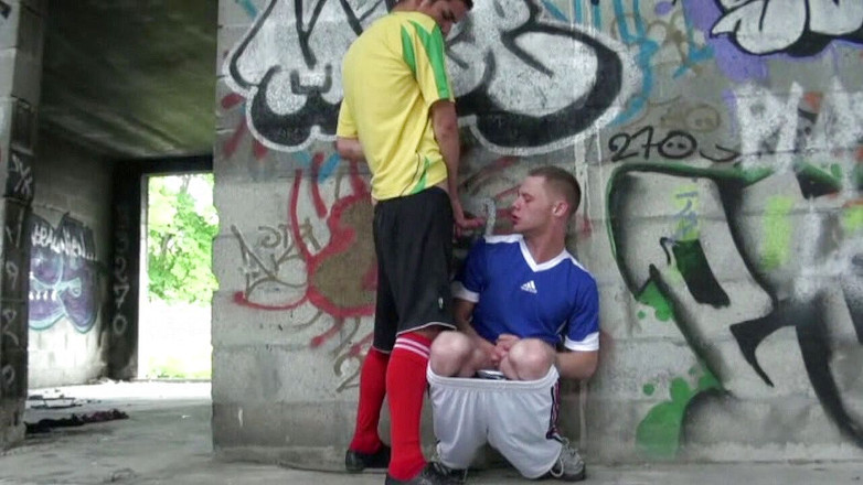Crunch Boy: Fransız twinks futbolcular açık havada sikişiyor