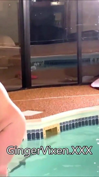 Boquete à beira da piscina e foda