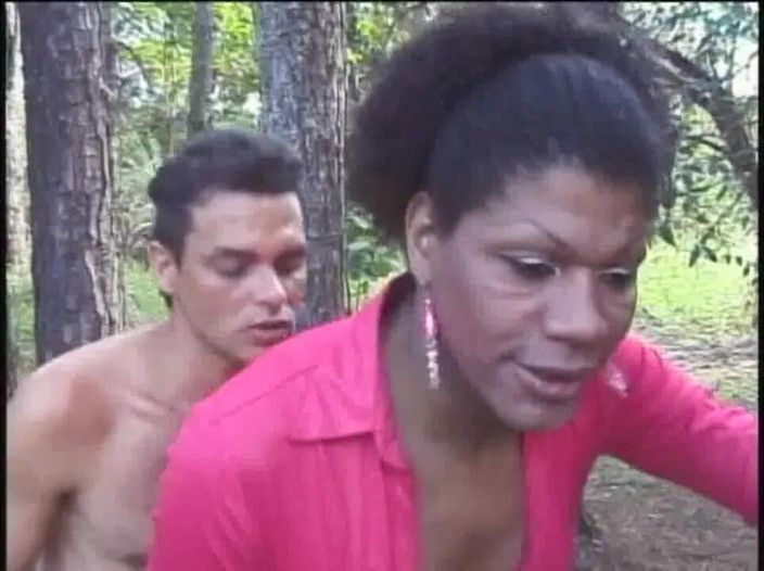 Shemale videos: Cougar ebano trans scopa un ragazzo latino nella foresta