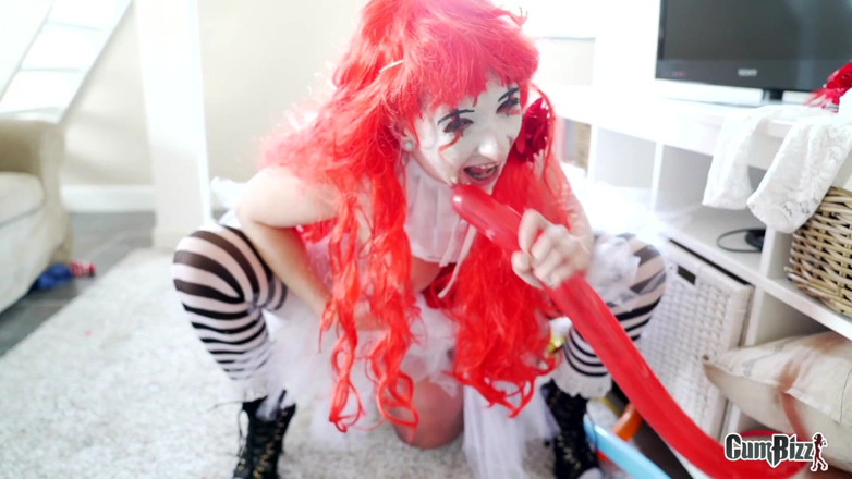 Cumbizz: Halloweenský klaun jen dobrý pro jednu věc polyká velké dávky