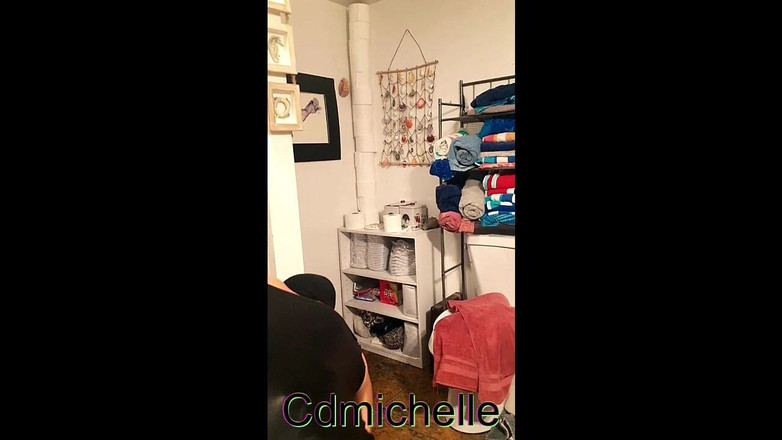 Crossdressers Cd Michelle wearing sexy lingerie: Cdmichelle probiert verschiedene outfits an Und beginnt dann einen Dildo...