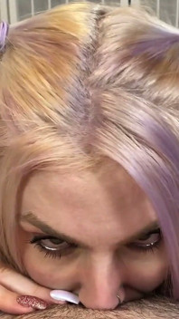 Blondă Ahegao cu sex oral adânc în gât cu vedere la persoana 1. Plăcintă în gât