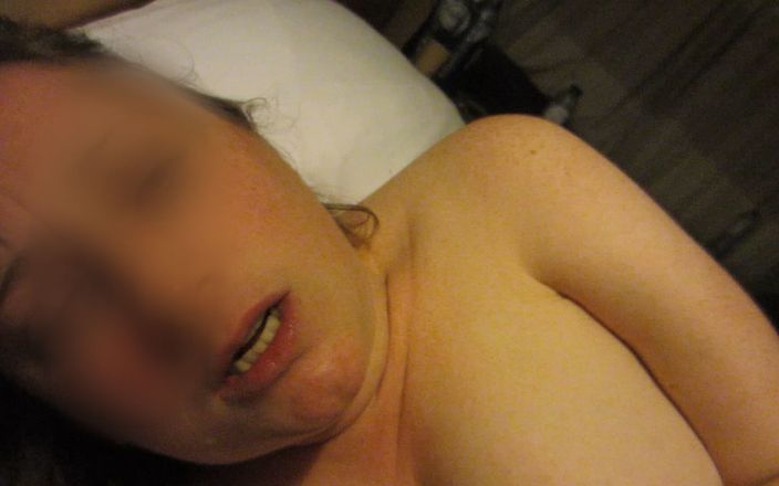 Hot Wife World: O femeie căsătorită vrea să-i fut cu degetul curul în timp...