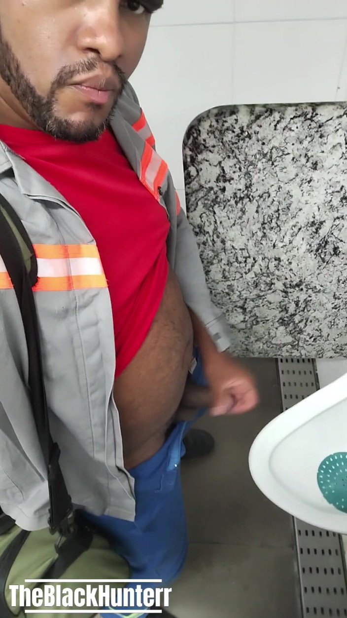 TheBlacKHunterr: Tôi mút đồng nghiệp của mình trong phòng tắm của công...