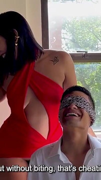 Seksi latin orta yaşlı seksi kadın se folla a un jovencito: nunca me habian follado durante un juego