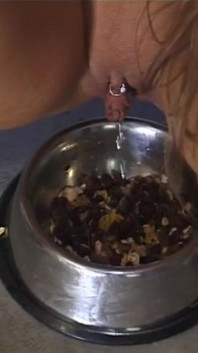 सुनहरे बालों वाली लड़कियों के साथ वर्चस्व मूतना