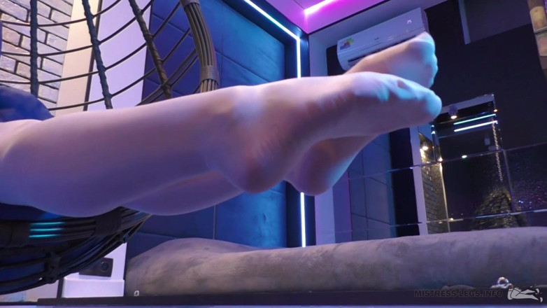 Mistress Legs: 白い薄手のパンストに愛人の足
