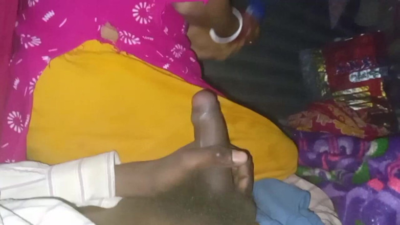 Bengaliauntykichut: Ho scopato la ragazza indiana facendola sedere sul mio cazzo