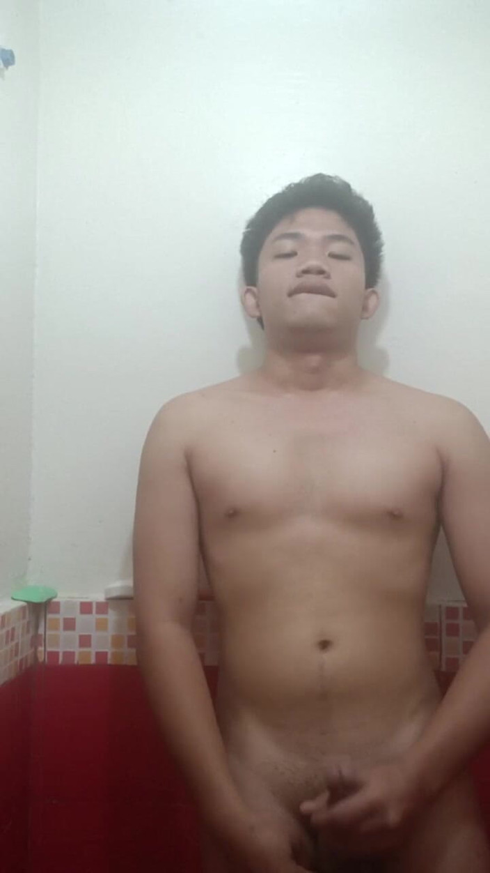Rent A Gay Productions: 欲求不満のフィリピン人は欲情して、それを吐き出す