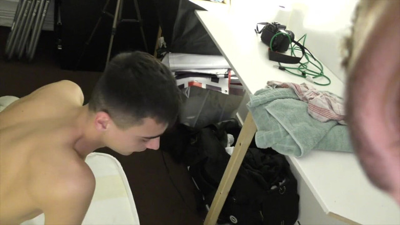 Gaybareback: Slet twink zonder condoom geneukt door Leo Rex voor een...