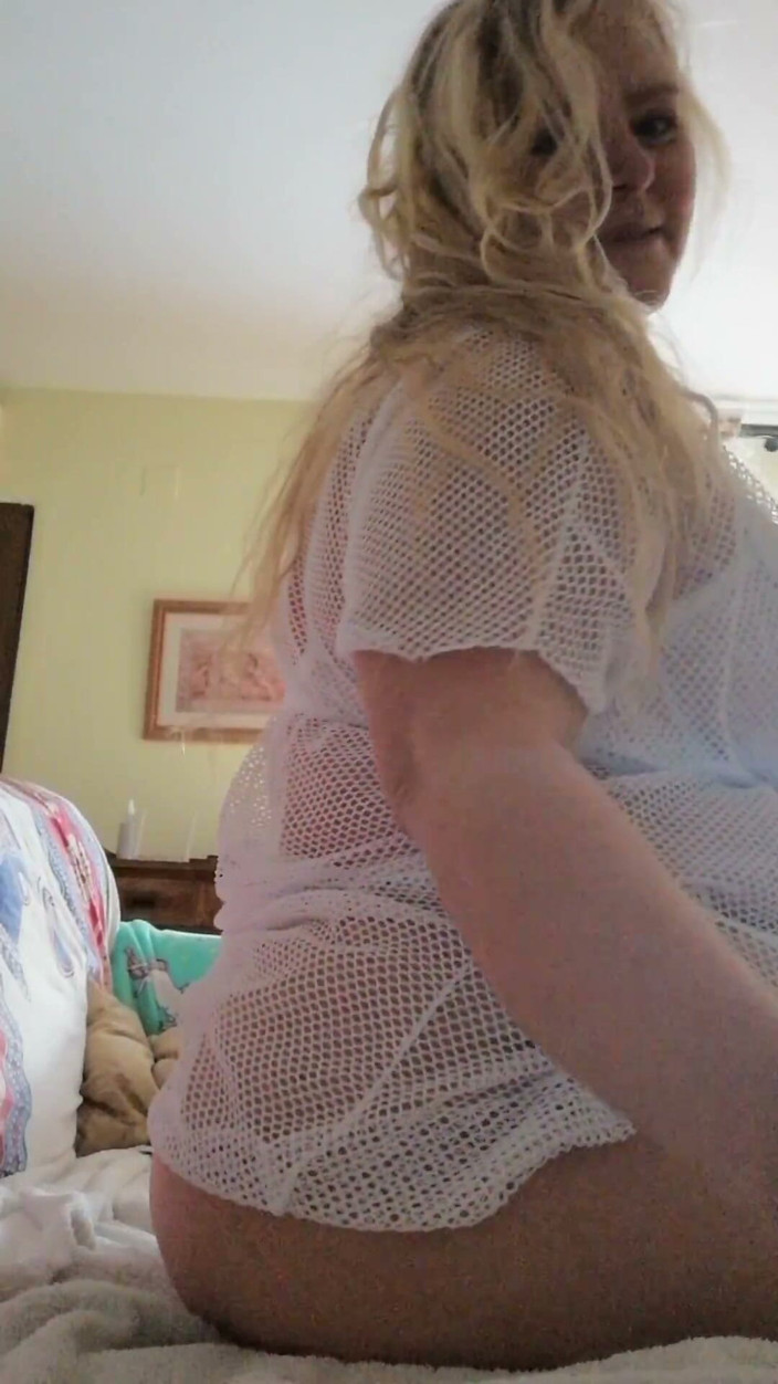 Kitty Queen: Allein zu hause, blondine, mollig, MILF kitty zeigt ihre großen...