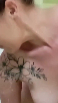 Eu tomo um delicioso banho para você (e eu me fiz xixi)