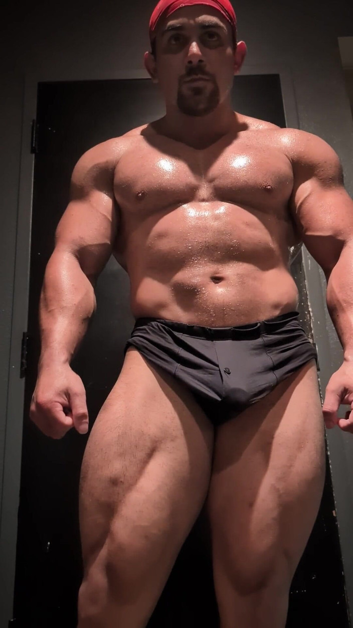 Benji Bastian: Heiße muskulöse bodybuilderin posiert und biegt sich nackt