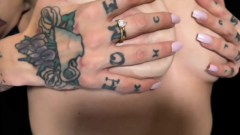 Miss Morticia: Ruf meinen namen an