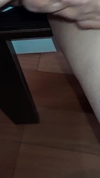 Saya tertangkap ibu tiri saya merakam video lucah di bawah meja
