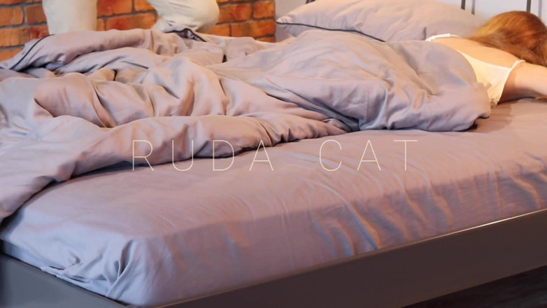Ruda Cat: Réveille-moi avec un léchage de chatte sensuel et fais-moi jouir !...